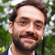 Hugo G. Lapierre est professeur en intégration des technologies éducatives à la pratique enseignante, dans une perspective inclusive, au Département de psychopédagogie et d’andragogie de l’Université de Montréal. Ses travaux de recherche portent principalement sur l’apprentissage de la programmation chez les apprenants novices (au primaire, au secondaire et à l’université), sur l’utilisation de la robotique éducative comme outil de contextualisation des apprentissages, ainsi que sur le développement de la littératie en intelligence artificielle chez les jeunes. Il privilégie des approches de recherche novatrices, notamment la collecte de données psychophysiologiques multimodales en continu, pour étudier le processus complexe qu’est l’apprentissage.